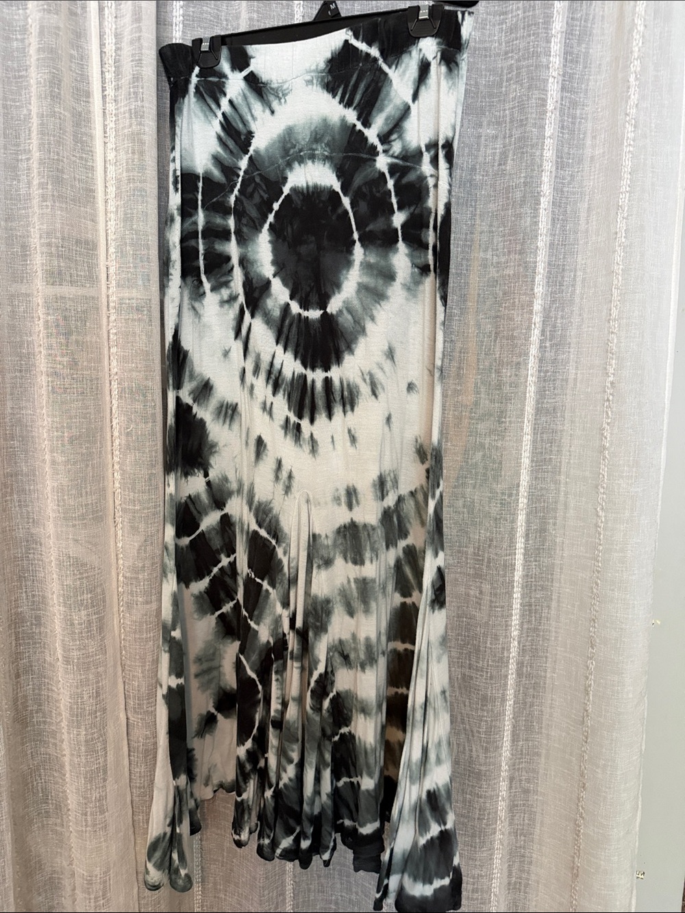 Poof Excellence Black and White Tie-Dye Maxi Skirt